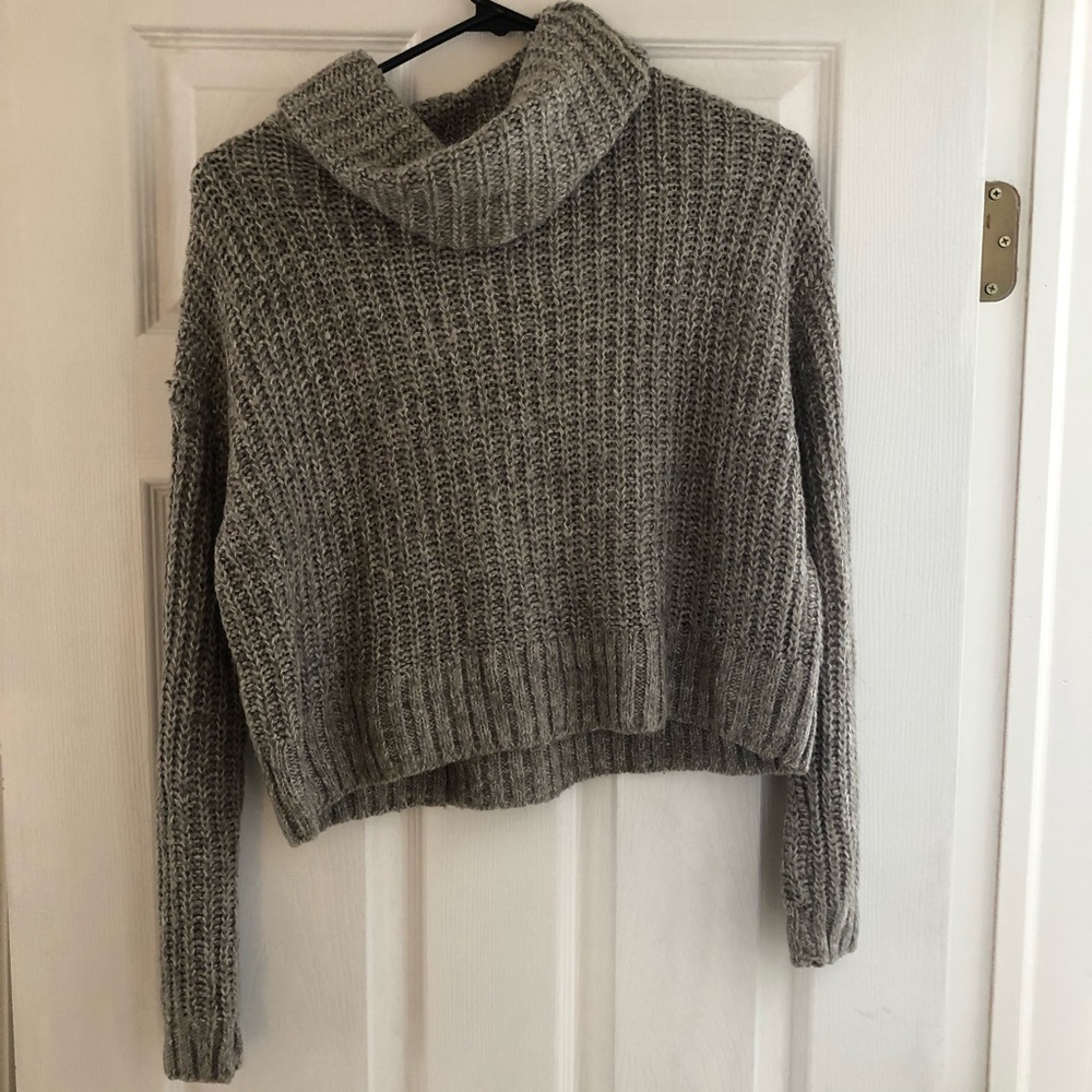 GREY SWEATER